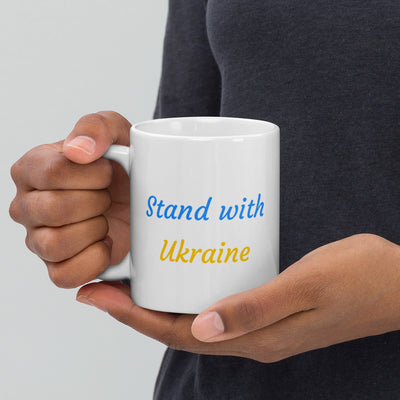 Stehen Sie mit Ukraine-Becher